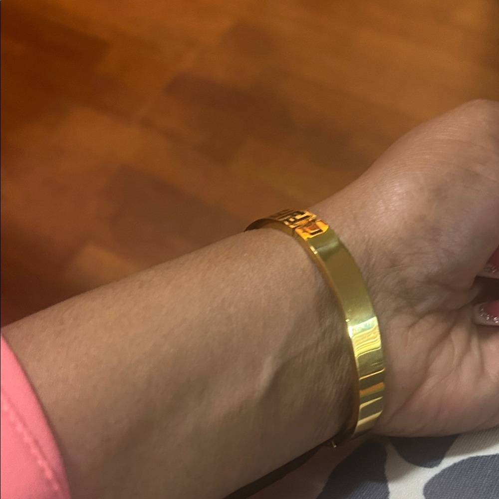 Solid & Sturdy Gold toned Designer inspired Bracelet - Picture 6 of 9
